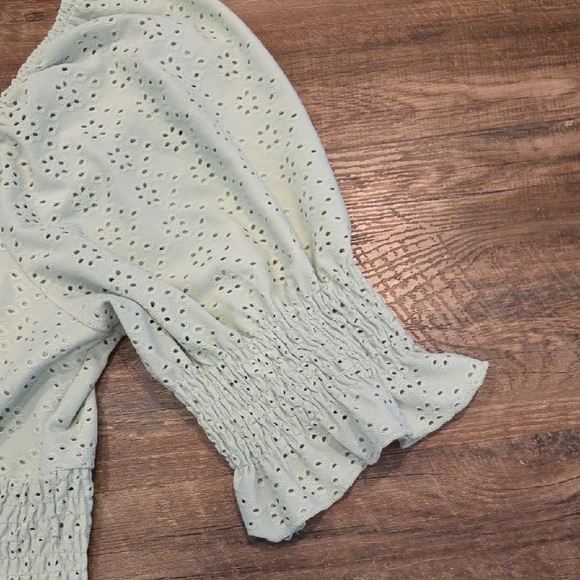 Urban Romantics Sage Green Eyelet Peasant Blouse Size Large Cropped - Picture 10 of 10